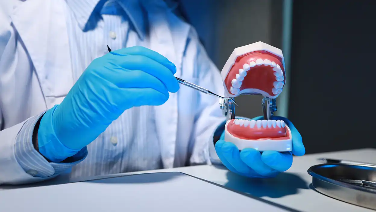 Denizli kliniğimizde uygulanan çene eklemi tedavileri için oklüzal splint tasarımı ve eklem analizi.