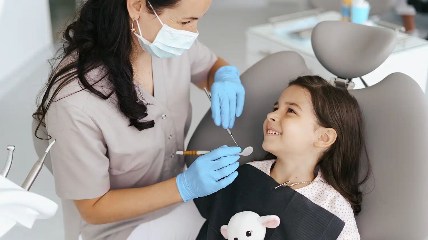 Denizli kliniğimizde çocuk diş hekimi tarafından gerçekleştirilen pedodonti muayenesi.