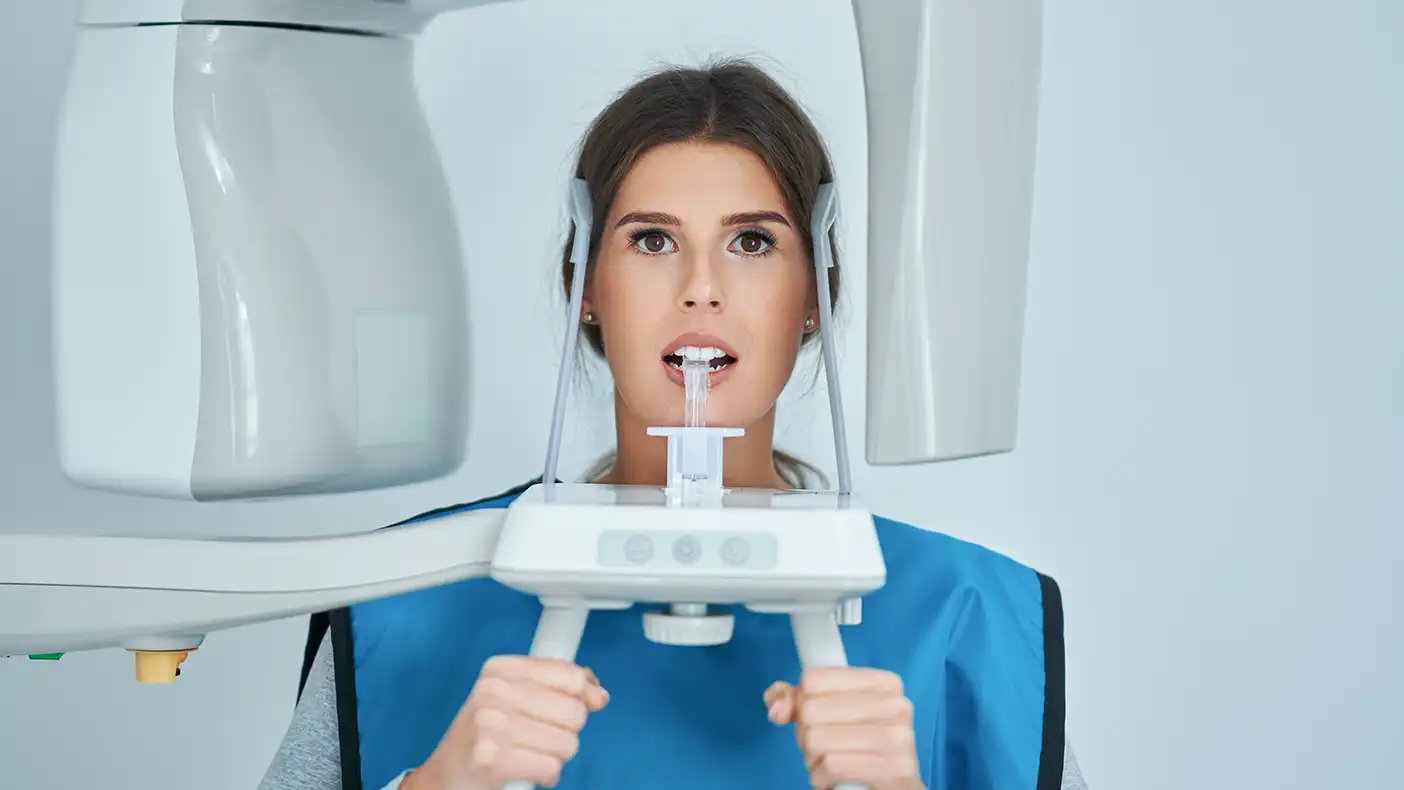 Denizli kliniğimizde kullanılan dijital panoramik röntgen ve ileri seviye 3D tomografi görüntüleme teknolojisi.