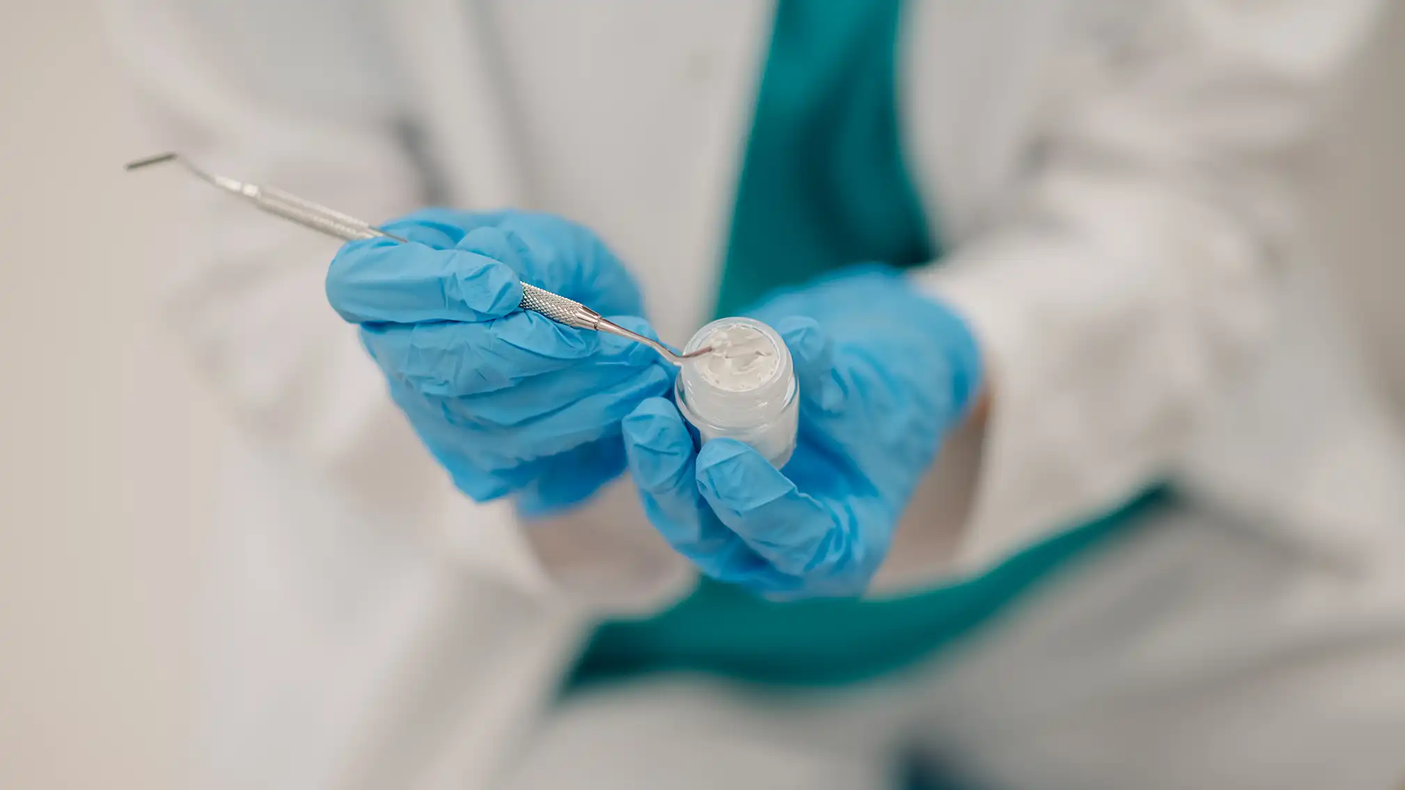 Denizli kliniğimizde implant öncesi uygulanan kemik grefti ve kemik tozu operasyonu planlaması.